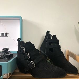 ❣️ 4/$20 - Black Western Cut Out Booties